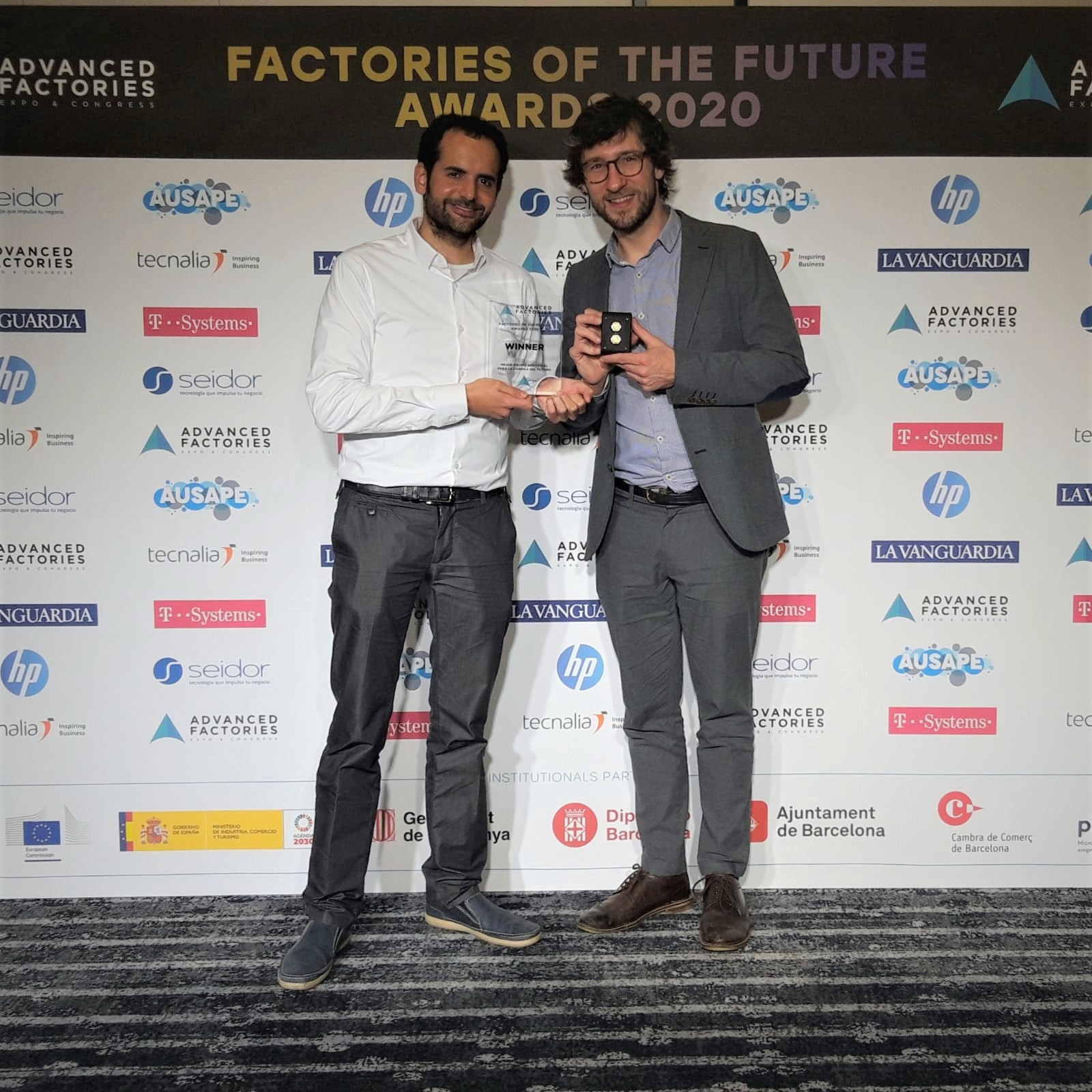 OilWear榮獲“未來工廠最佳工業(yè)設(shè)備”獎(圖1) 1 (retocada).jpeg